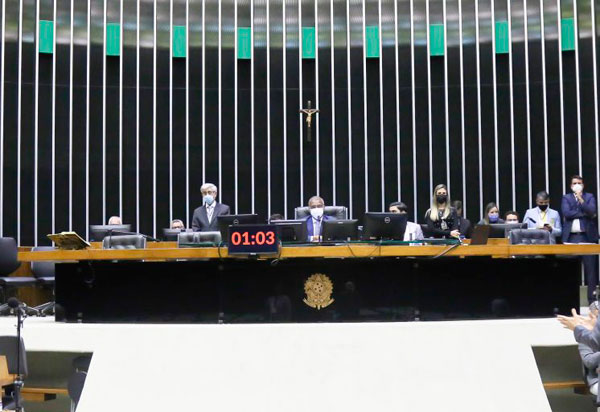 Congresso aprova projetos de R$ 9 bi para pagamento do Auxílio Brasil