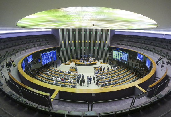 Congresso promulga PEC que aumenta benefícios sociais até dezembro