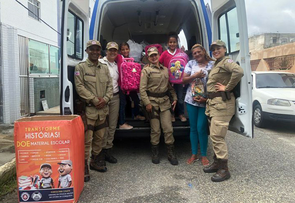 Crianças de Conquista recebem 300 kits de material escolar