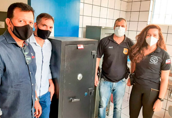 Conseg realiza entrega de cofres para delegacia de Brumado