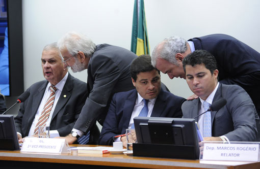 Por 11 votos a 10, Conselho de Ética decide dar continuidade a processo contra Cunha