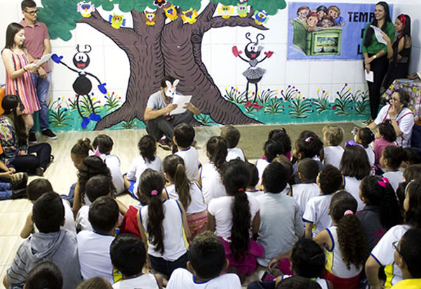 Projeto 'Incentivando a leitura através da contação de histórias' está sendo realizado nas Escolas Municipais de Brumado