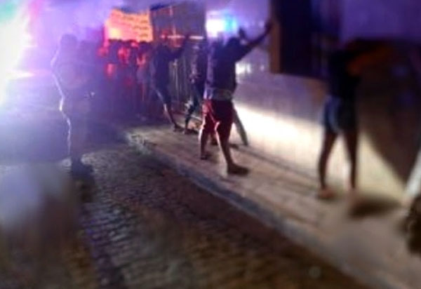 Brumado: jovens descumprem medida de contenção a Covid-19, realizam festa no bairro São Félix e são contidos pela Polícia Militar