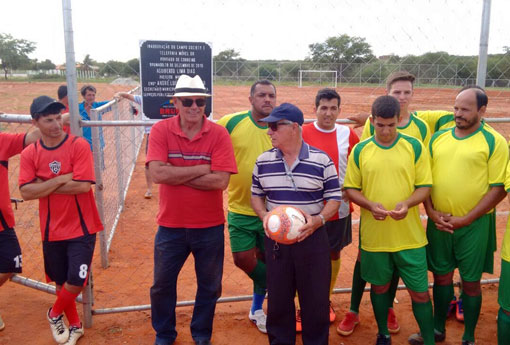 Prefeito Aguiberto inaugura campo society e sistema de telefonia móvel do Povoado de Correias