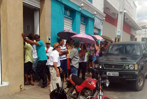 Brumado: clientes do Bradesco permanecem sob sol forte e longas filas para realizarem serviços em correspondente