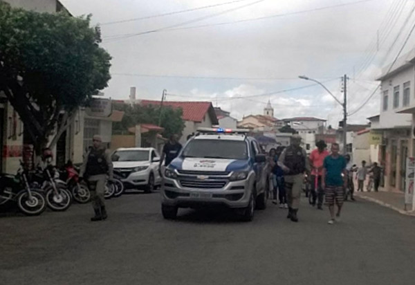 Carro de funerária quebra e PM disponibiliza viatura para condução do corpo durante cortejo em Livramento 