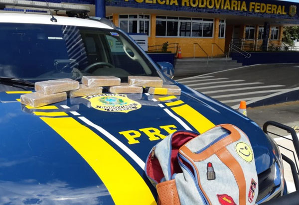 Conquista: Passageira de ônibus tenta transportar 7 kg de crack e é presa na BR-116