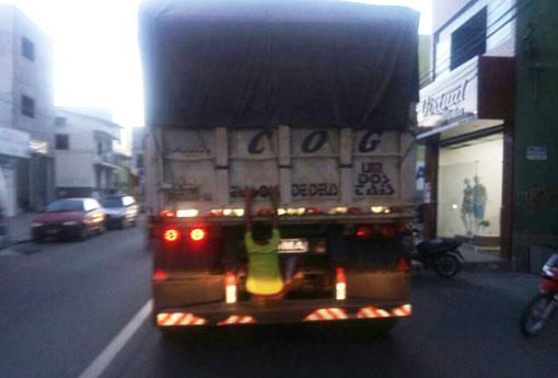 Brumado: criança é flagrada pegando 'carona' em para-choque de caminhão