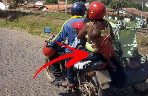 Brumado: Mulher transporta criança pendurada em moto