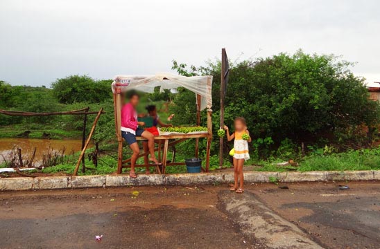 Sudoeste: Criança se arrisca vendendo Umbu na BR-030
