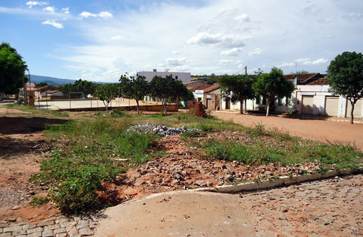 Brumado: Após indicação do vereador Zé Carlos dos Reis começa capinha no distrito de Cristalândia