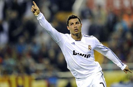 Cristiano Ronaldo se torna jogador mais bem pago da história