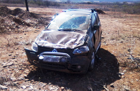 Dom Basílio: Carro capota na BA 148 próximo à Fazendinha