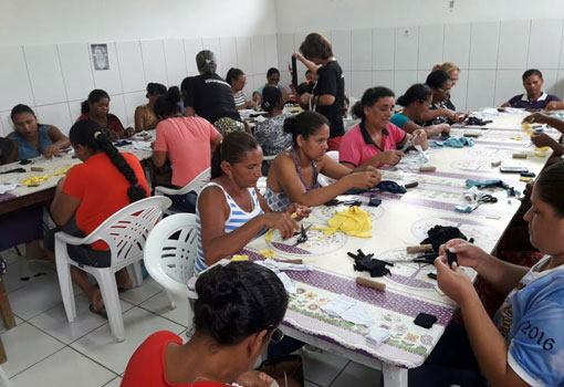 Brumado: prefeitura e RHI Magnesita Mineração firmam parceria para oferecer Curso de Tapeçaria aos assistidos do CRAS Yolanda Pires
