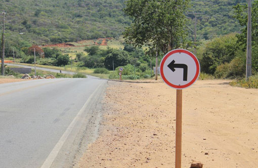 Brumado: empresário paga confecção de placas de sinalização para 'Curva do 5'