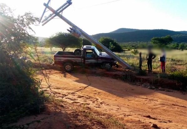Caminhonete colide contra poste na zona rural de livramento