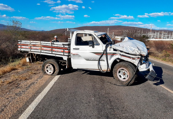 Brumado: Veículo D20 capotou na BR-030 próximo a subestação da Coelba