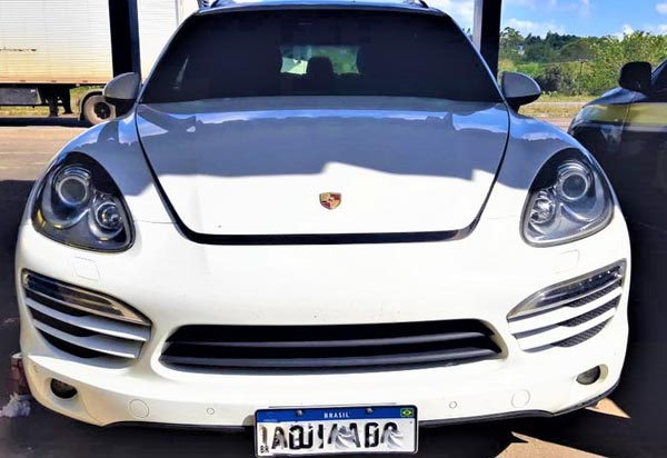 Mulher é detida pela PRF trafegando com Porsche Cayenne roubado comprado pelo valor de R$ 40 mil