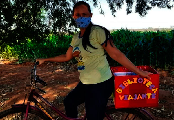 Professora leva educação a estudantes da zona rural a bordo de uma bicicleta