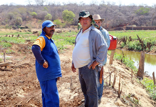 Rio do Antônio: prefeito participa com a população do mutirão de limpeza da barragem Lagoa da Horta