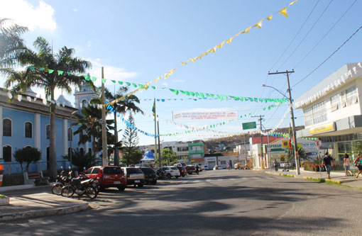 Brumado: Teve início a decoração junina do centro comercial