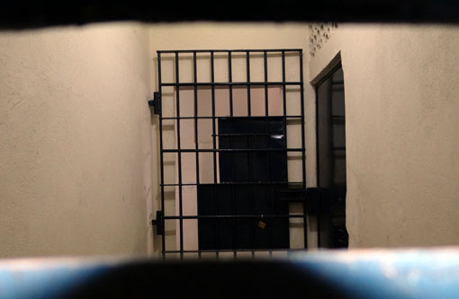 Brumado: Homem acusado de esfaquear a própria mãe é agredido novamente por detentos