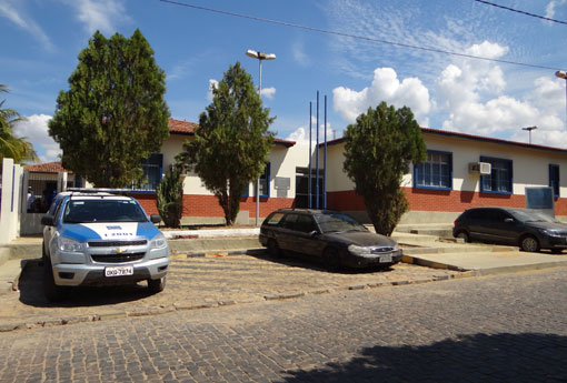 Brumado: bandidos mantém casal refém e rouba objetos e um automóvel