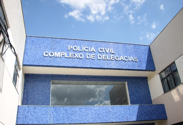 Mulher mata filha de um ano afogada em pia na cidade de Feira de Santana