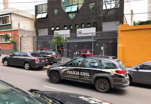 Mãe bate no filho e chama a polícia para si mesma em BH