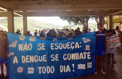 Brumado: Escola Maria Iranilde Lôbo realiza caminhada de alerta às doenças transmitidas pelo Aedes Aegypti
