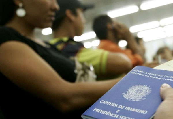 Desemprego penalizou ainda mais as mulheres em 2021