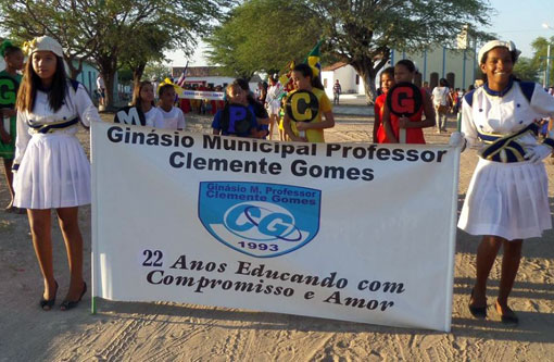 Brumado: Escola Clemente Gomes realiza desfile cívico alusivo ao 7 de Setembro e ao início da primavera