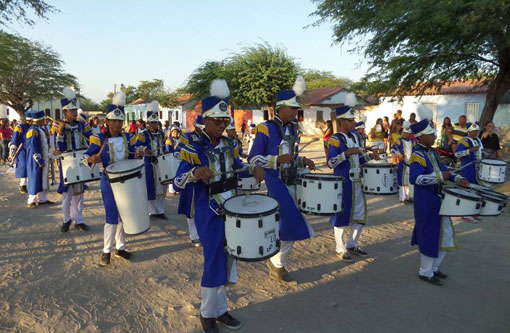 Brumado: Escola Clemente Gomes realiza desfile cívico alusivo ao 7 de Setembro e ao início da primavera