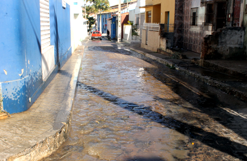Flagra: Desperdício de água no centro de Brumado