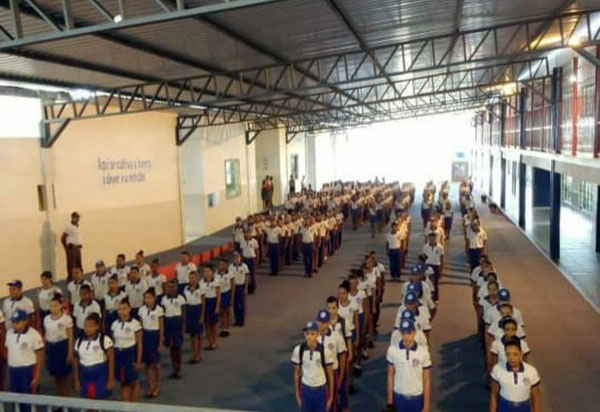 Brumado: Escola em Tempo Integral Modelo Cívico Militar Idalina Azevedo Lobo comemorou o Dia da Bandeira 