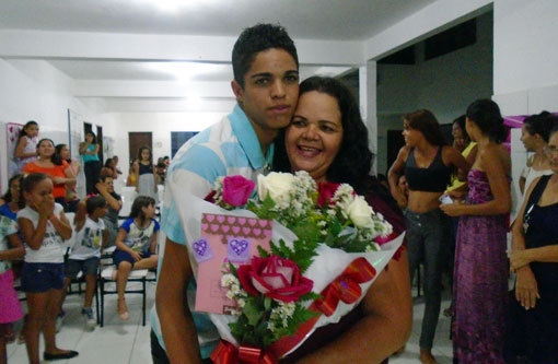 Brumado: Escola Municipal Professor Roberto Santos promove festa em homenagem as Mães