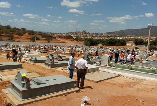 Brumado: no Dia de Finados, cemitérios Senhor do Bonfim e Jardim Santa Inês tiveram grande movimentação