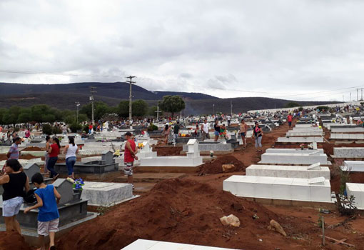 Milhares de pessoas visitaram os cemitérios de Brumado no Dia de Finados