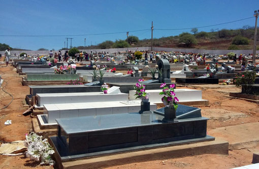 Dia de finados movimenta cemitérios em Brumado