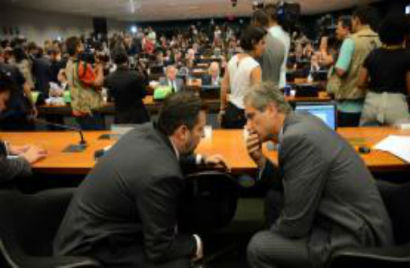 Em debate de 13 horas, 39 deputados defenderam o impeachment e 21 foram contra