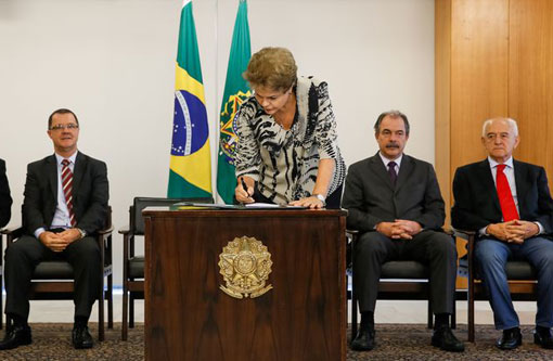 Dilma assina MP que estende política de valorização do salário mínimo até 2019