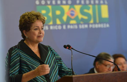 Dilma chora ao receber relatório sobre ditadura e diz que país merece a verdade