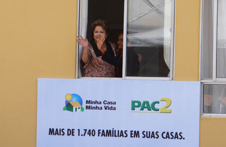 Conquista: Dilma entrega casas sem água e luz