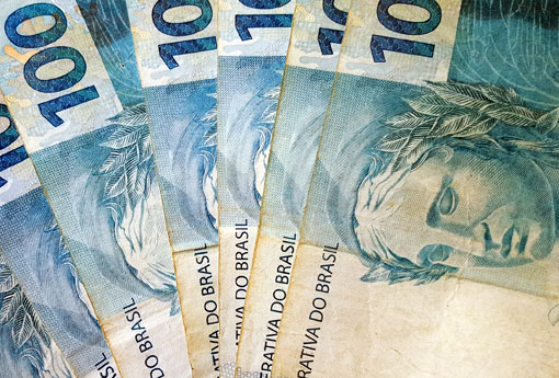 Número de famílias endividadas e inadimplentes cresce de janeiro para fevereiro