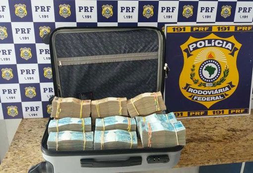 PRF apreende R$ 700 mil em dinheiro com passageiro de ônibus em Vitória da Conquista/BA