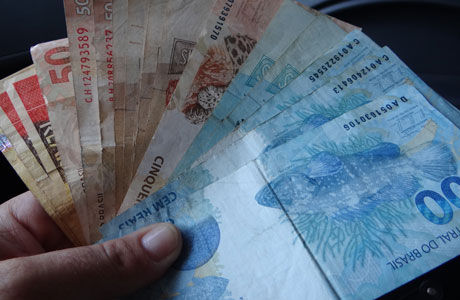 Dilma assina decreto e confirma salário mínimo de R$ 724