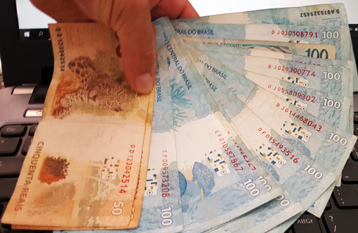 Segundo pesquisa, brasileiro trabalha, em média, 11 horas por mês só para pagar conta de luz