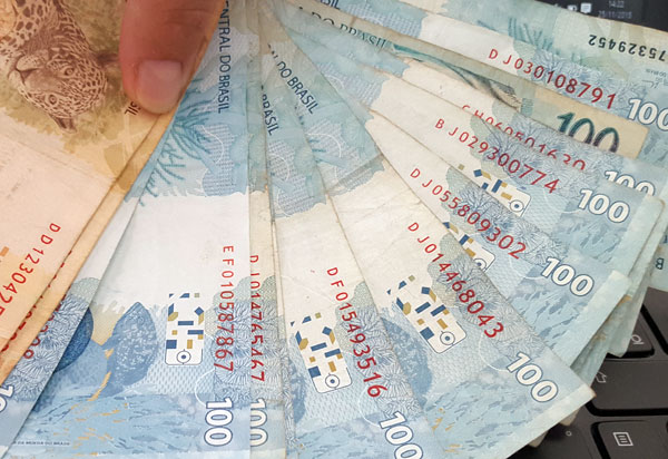 48% dos brasileiros não controlam o próprio orçamento, revela pesquisa CNDL/SPC Brasil