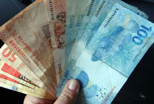 Número de famílias endividadas cai para 55,6% em janeiro, diz CNC