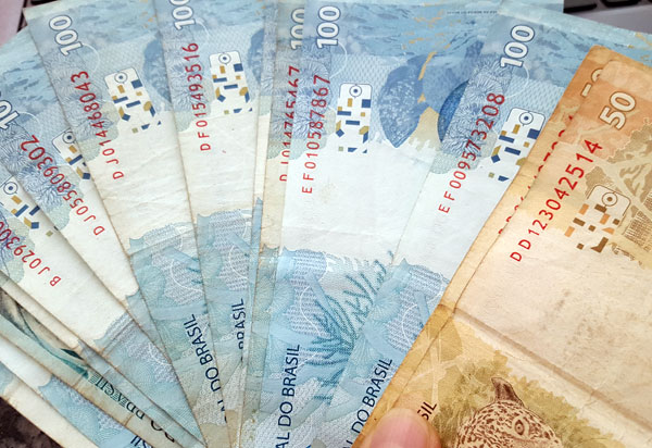 Em cada dez brasileiros, apenas um tem renda suficiente para pagar despesas de início de ano